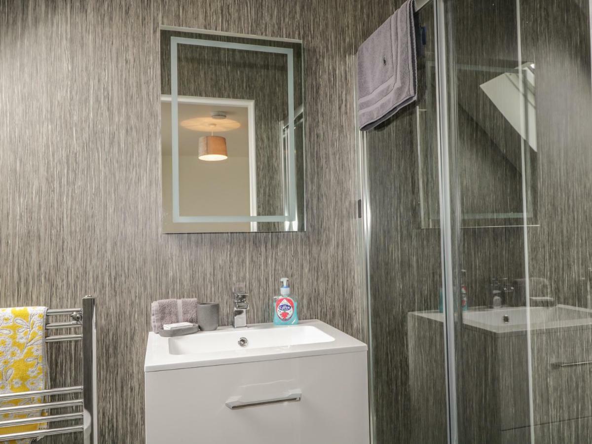 15 Waters Edge Villa Банф Екстериор снимка