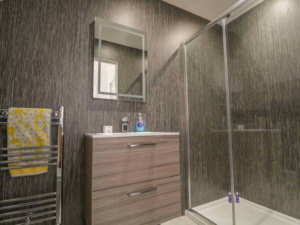 15 Waters Edge Villa Банф Екстериор снимка